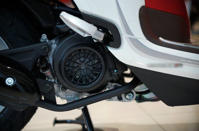 Động cơ xe được làm mát bằng không khí, kết hợp phun xăng điện tử và dung tích nhỏ sẽ giúp cho Honda Scoopy tiết kiệm xăng.