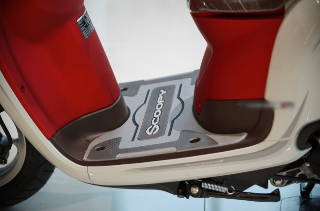 Sàn để chân xe được thiết kế trau chuốt.