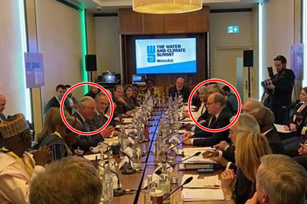 Thái tử Charles ngồi đối diện thân vương Monaco hôm 10.3.