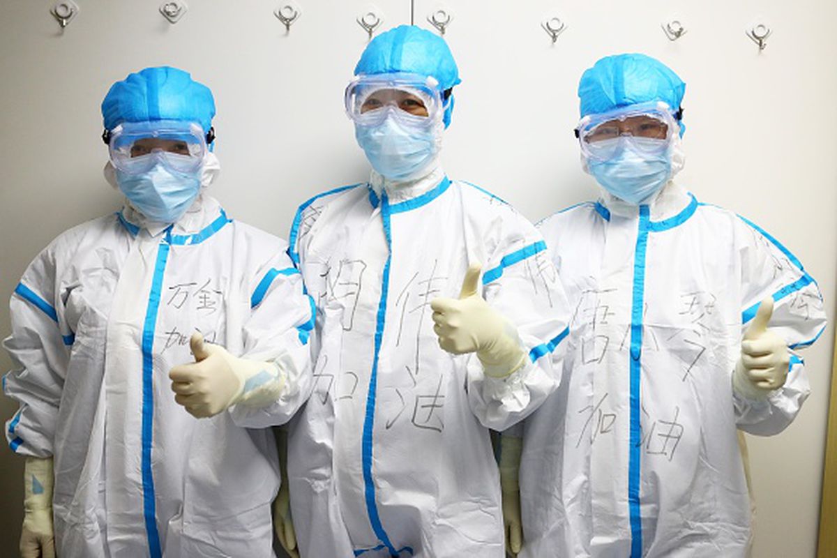 Một nhóm bác sĩ điều trị cho bệnh nhân nhiễm Covid-19 tại Trung Quốc (ảnh: Daily Mail)