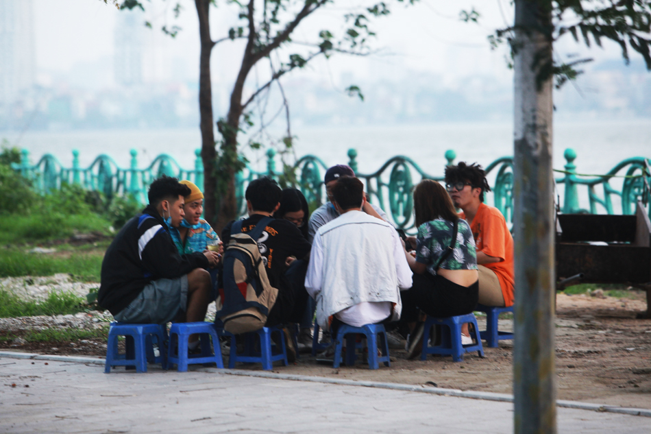 Quán&nbsp;trà đá tự phát gần Phủ Tây Hồ ven Hồ Tây rất đông thanh niên ngồi hàng dài, sát nhau và hầu hết không đeo khẩu trang.