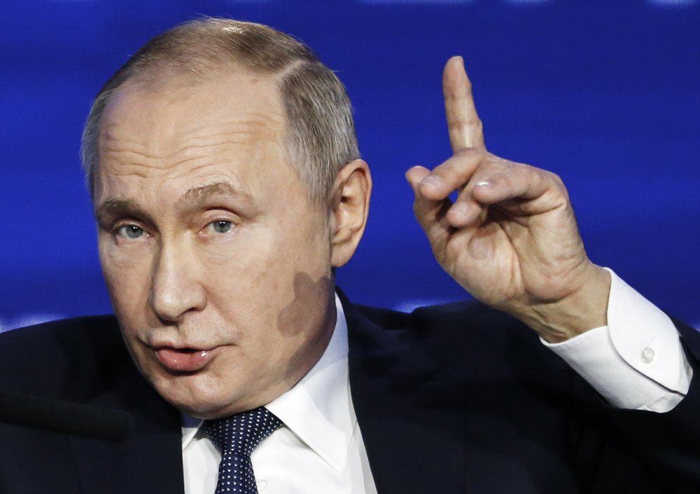 Tổng thống Putin tự tin vào khả năng đánh bại dịch Covid-19 của Nga. Ảnh: AP
