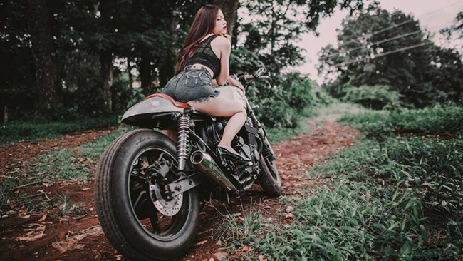 Chiếc xe cực ngầu với lốp sau siêu to.
