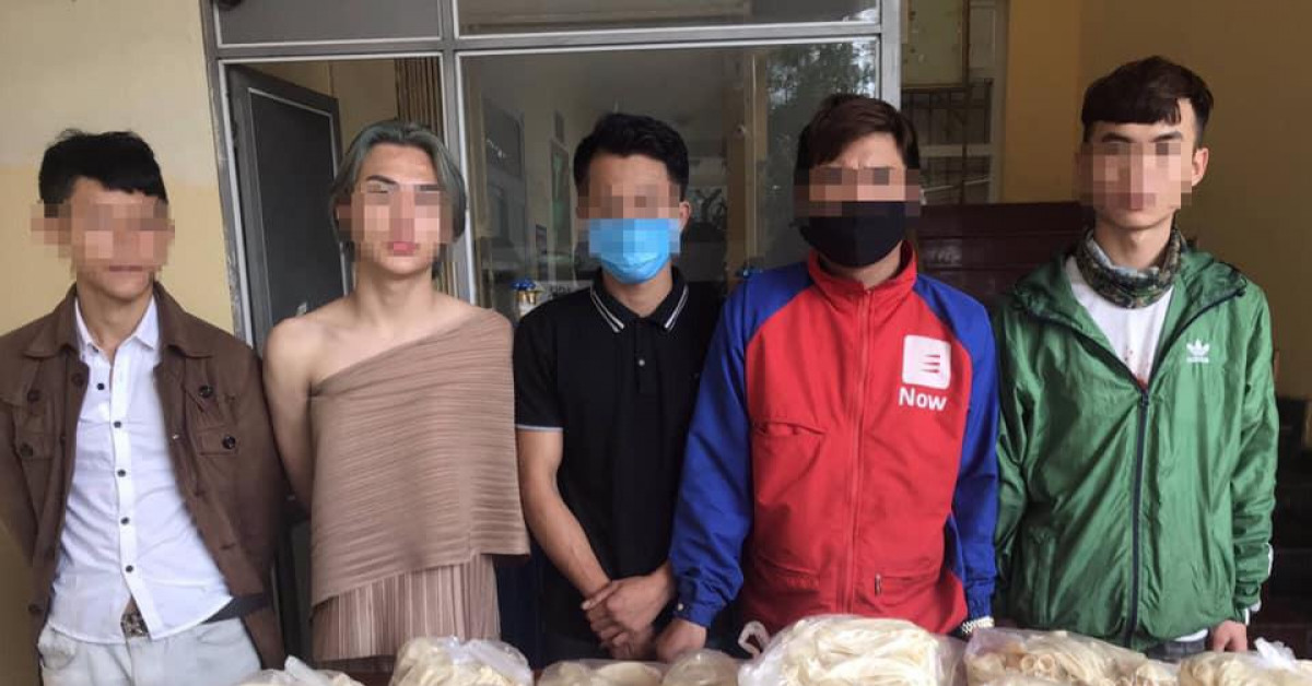 Pháp luật - 17 nhân viên phục vụ 35 khách "thác loạn" trong quán bar khóa trái cửa