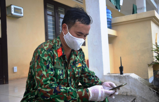 Một chiến sĩ ở Tiểu đoàn 1, Trung đoàn 996 (Quảng Bình) nhắn tin cho gia đình sau nhiều ngày ở doanh trại phục vụ cách ly Ảnh: HOÀNG PHÚC
