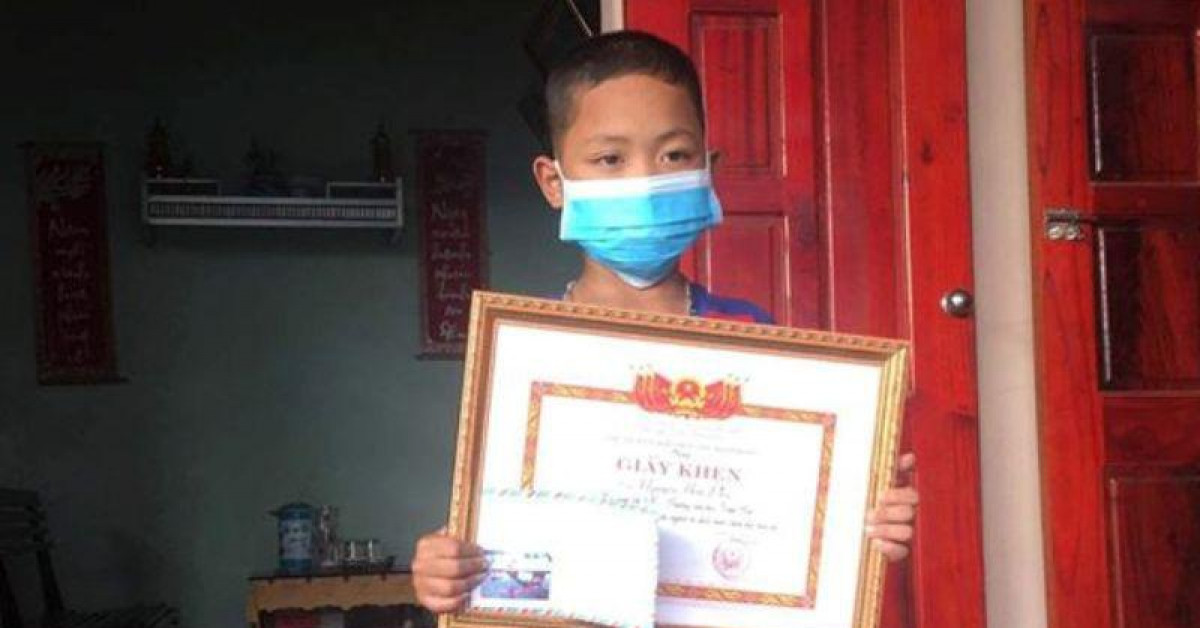 Tin tức trong ngày - 8 tuổi dũng cảm, nhanh trí dùng sào cứu 2 người khỏi chết đuối