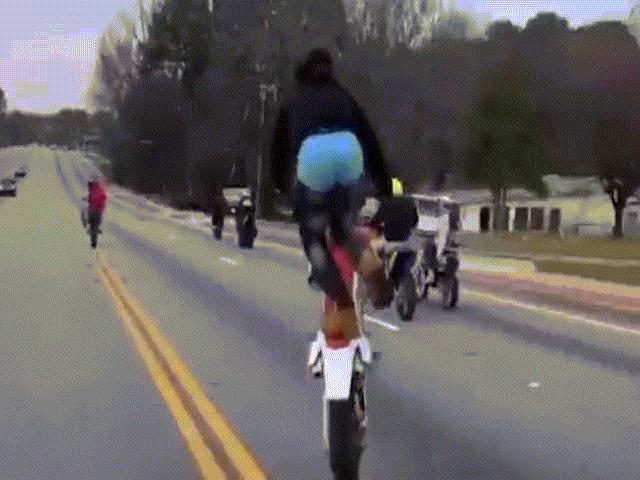 Phi thường - kỳ quặc - Nhóm quái xế bốc đầu "thể hiện", không ngờ đâm xe vào nhau trên đường