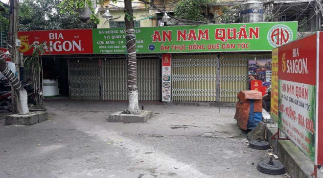 Các cửa hàng trên phố Ngọc Khánh, quận Ba Đình đã đóng cửa sáng 27/3