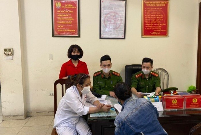 Chị T. kí biên bản xử phạt 200 nghìn đồng vì không đeo khẩu trang phòng dịch Covid-19