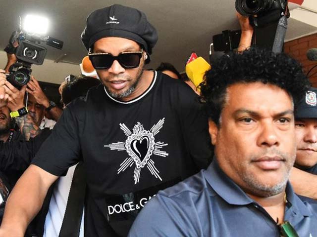 Ronaldinho bị cả Covid-19 và “đồng bọn” hại, bao giờ mới được ra tù?