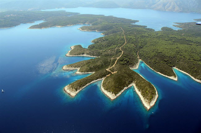 Croatia: Với đường bờ biển dài, các hòn đảo đẹp và văn hóa đa dạng, Croatia trở thành một trong những điểm đến hấp dẫn ở châu Âu. Vùng ven biển Dalmatian là thiên đường với những người thích du ngoạn bằng tàu biển với hàng nghìn hòn đảo. Trong khi đó, các thành phố như Split, Zadar và Dubrovnik gây ấn tượng với các công trình kiến trúc cổ kính và hiện đại.
