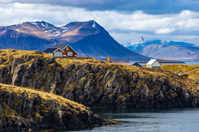 Iceland: Quốc gia Bắc Âu ở thành địa điểm du lịch hấp dẫn trên thế giới với tỷ lệ du khách và người dân địa phương là 7:1. Cụ thể, Iceland có dân số là 340.000 người nhưng đón 2,2 triệu du khách mỗi năm. Nơi đây nổi tiếng với núi lửa, mạch địa nhiệt, suối nước nóng, thác và các bãi biển cát đen.
