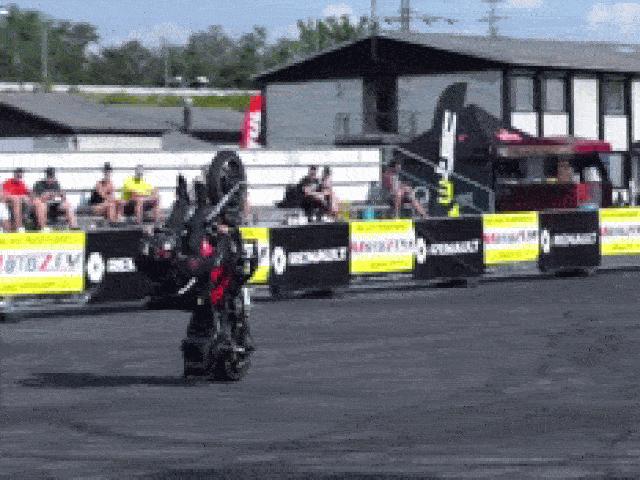 Thế giới xe - Video: Biểu diễn “tuyệt kỹ” đi môtô bất thành, tay lái rước vạ vào thân