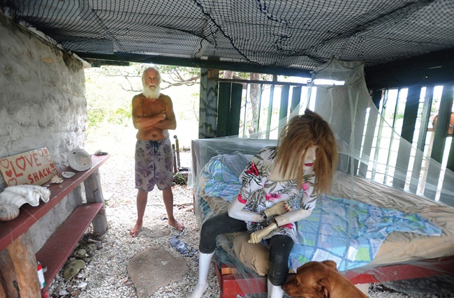 Hai người dựng lều trên đảo để ở với hi vọng có thể xây dựng một khu nghỉ dưỡng sang chảnh 60 phòng nhưng rồi ý tưởng đó cũng tiêu tan.