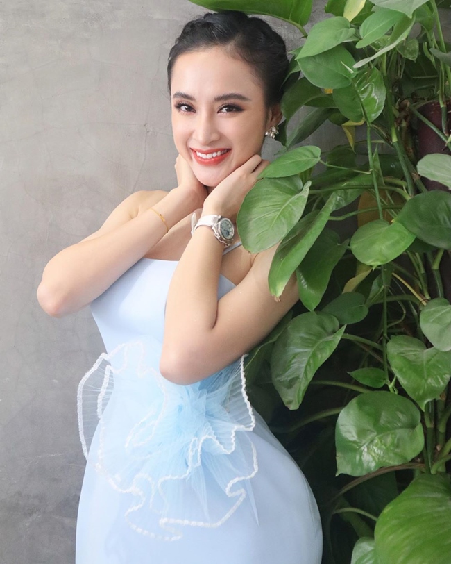 Hình ảnh của Phương Trinh trong giai đoạn này được nhận xét kín đáo, ngoan hiền hơn trước đây. Nữ diễn viên ít diện những trang phục khoe vòng 3 nóng bỏng trên mạng xã hội.