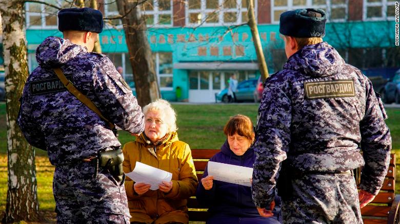 Vệ binh quốc gia Nga phổ biến cho những người già quy định phải ở nhà cách ly trong 19 ngày.