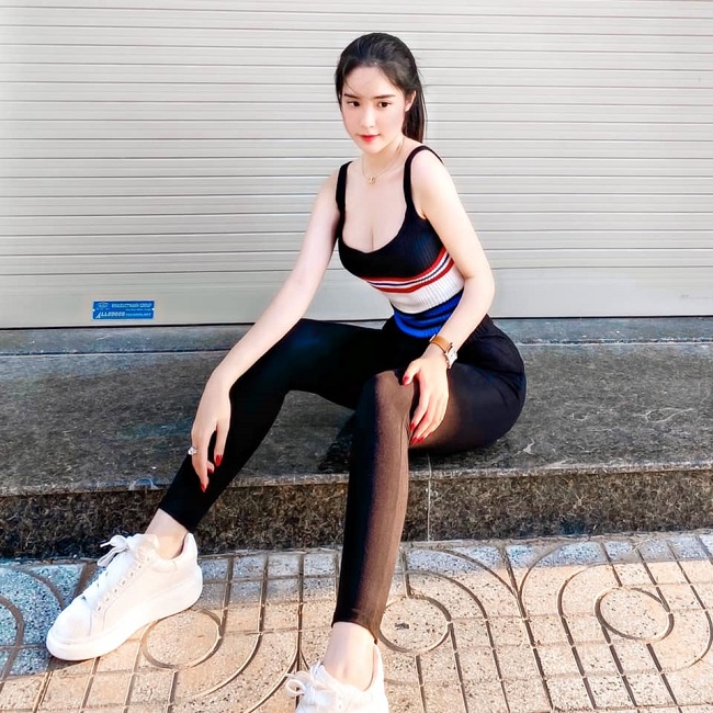 Trong đó vòng eo bé xíu của cô nàng là điểm nổi bật.&nbsp;