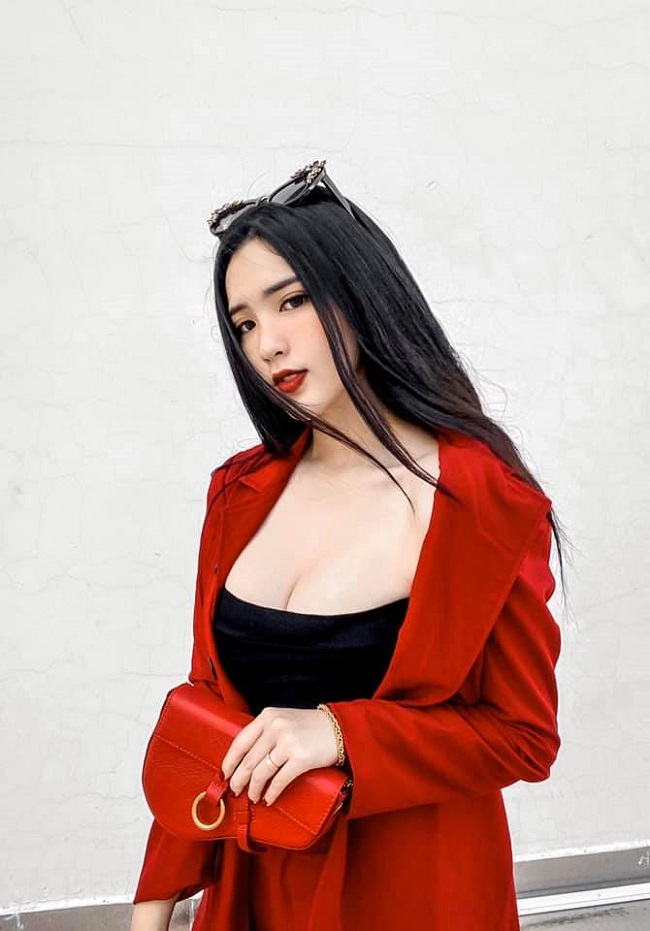 Nhờ sở hữu ngoại hình xinh đẹp, gợi cảm nên Đoan Nghi được săn đón làm người mẫu thời trang. Người thân và bạn bè còn ủng hộ cô đi thi hoa hậu.