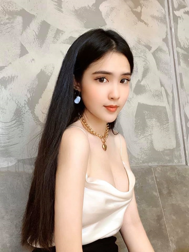Tuy nhiên vì tự cảm thấy chiều cao còn hạn chế, tiếng Anh chưa thực sự lưu loát nên Đoan Nghi chưa sẵn sàng thi hoa hậu. Cô nhận thấy việc làm người mẫu phù hợp với bản thân ở hiện tại hơn.
