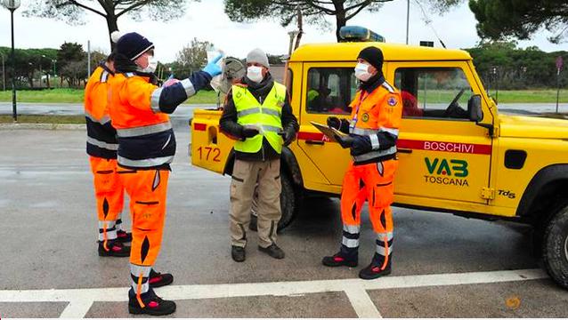 Các tình nguyện viên mang khẩu trang đến nhà người dân ở Grosseto, Italy. (Ảnh: Reuters)