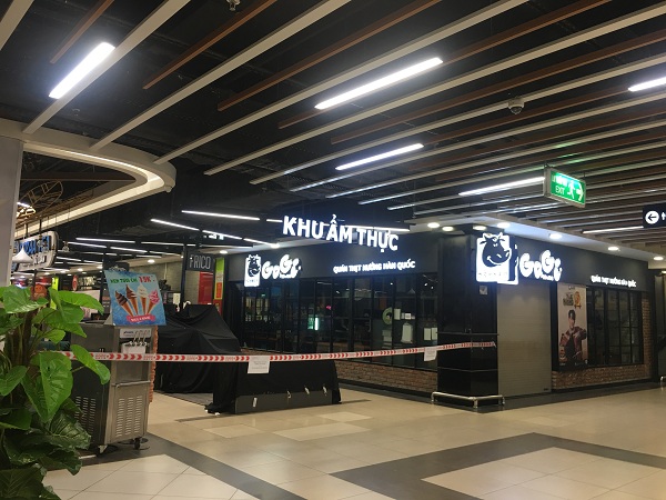Phía bên tron, các nhà hàng đều kéo dây chắn thông báo ngừng hoạt động.