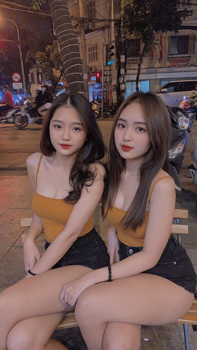 Lê Phương Anh và Lê Phương Uyên (Hà Nội) là cặp chị em nổi tiếng mạng xã hội Việt nhờ sở hữu nhan sắc nổi bật. 