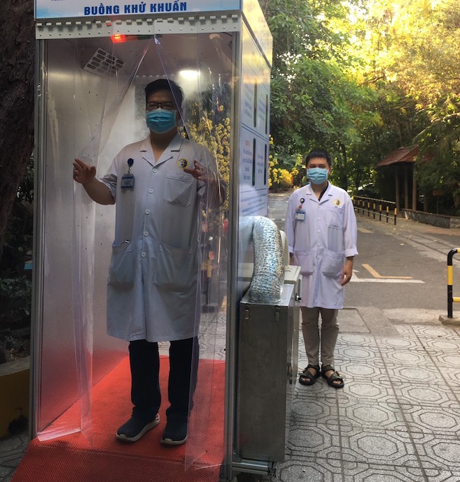 Bác sĩ của Viện Y dược học dân tộc TP.HCM sử dụng buồng khử khuẩn toàn thân.