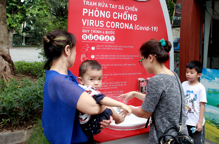 Mới được đưa vào sử dụng nhưng trạm rửa tay dã chiến đã được rất nhiều người dân ủng hộ và sử dụng trong bối cảnh dịch bệnh Covid-19 có diễn biến phức tạp tại Hà Nội.