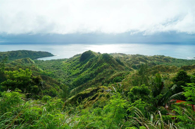 Guam: Thiên đường nghỉ dưỡng ở Thái Bình Dương hấp dẫn du khách nhờ nước biển trong xanh, các rạn san hô nguyên sơ và bãi biển cát trắng mịn. Tới đây, bạn có thể đi du thuyền ngắm cá heo, lặn khám phá hệ sinh thái san hô hay tìm hiểu văn hóa của người dân địa phương.
