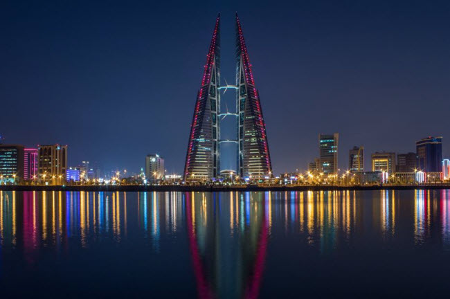Bahrain: Vương quốc vùng Vịnh bao gồm 33 hòn đảo lớn, với trung tâm là thành phố thủ đô Manama. Ngoài các tòa nhà cao tầng và trung tâm thương mại ở thủ đô, Bahrain cũng hấp dẫn với hoạt động khám phá thiên nhiên và lặn bình khí trên đảo Hawar. Du khách cũng có thể tham quan di sản Các gò chôn cất Dilmun và pháo đài Bahrain trên đảo Muharraq.
