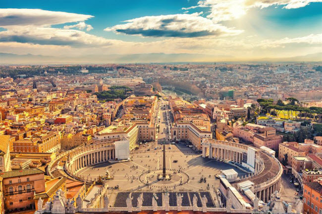 Thành phố Vatican: Quảng trường St Peter’s là trung tâm của mọi hoạt động của thành phố Vatican. Đây là nơi Giáo hoàng thuyết giảng hằng tuần với hàng nghìn người từ khắp nơi trên thế giới tham dự.

