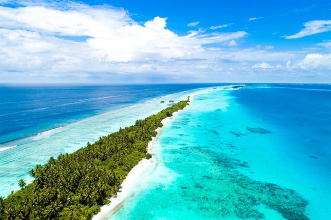 Maldives: Chỉ có số dân khoảng 540.000 người, nhưng Maldives đón hơn 1,4 triệu du khách mỗi năm. Quốc đảo nhiệt đới này nổi tiếng với các bãi biển đẹp, khu nghỉ dưỡng xa xỉ và các hòn đảo hoang sơ. Du khách có thể trải nghiệm lặn cùng cá đuối và cá mập voi hay lướt ván tại bãi biển ở Male.
