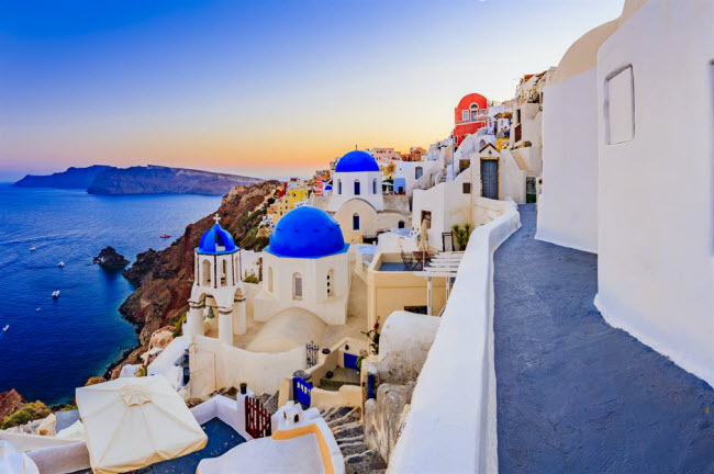 Hi Lạp: Với nhiều đảo, núi, cánh đồng ô liu, di tích cổ đại và những ngôi làng thanh bình, Hi Lạp được coi là thiên đường ở vùng Địa Trung Hải. Một trong những điểm đến hấp dẫn nhất ở quốc gia này là hòn đảo Santorini với những ngôi nhà tường trắng mai xanh đặc trưng. Hi Lạp đón khoảng 27 triệu du khách mỗi năm trong khi dân số chỉ hơn 10 triệu người.
