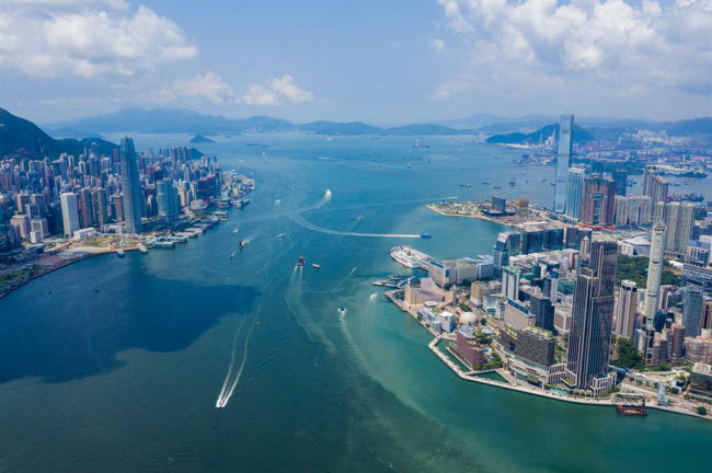 Hong Kong: Nơi đây không chỉ có nhiều tòa nhà cao tầng hiện đại mà còn gây ấn tượng bởi phong cảnh núi non hùng vĩ. Các hoạt động du lịch phổ biến bao gồm leo núi chinh phục đỉnh Victoria, đi phà từ cảng Victoria tới Kowloon để khám phá các khu chợ nhộn nhịp, tắm biển và khám phá các hòn đảo.
