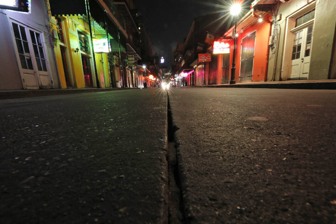 Đường phố vắng lặng ở TP New Orleans. Ảnh: AP