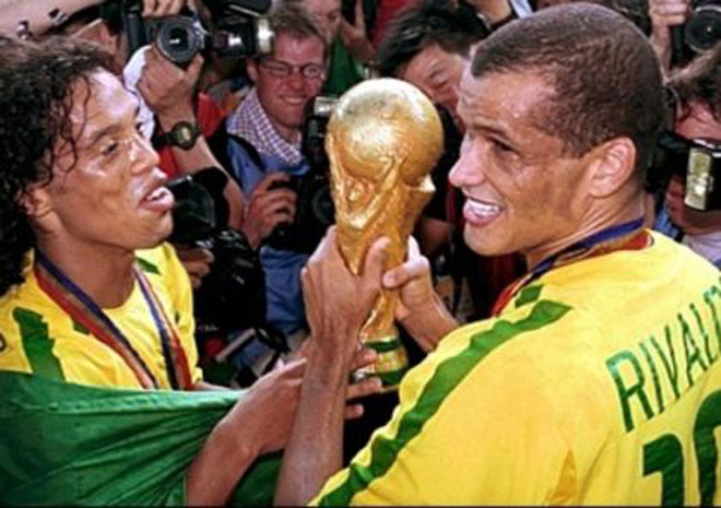 Ronaldinho ở tù nhận thêm tin xấu, Rivaldo "vừa đấm vừa xoa" - 3