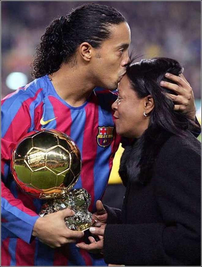 Ronaldinho ở tù nhận thêm tin xấu, Rivaldo "vừa đấm vừa xoa" - 1