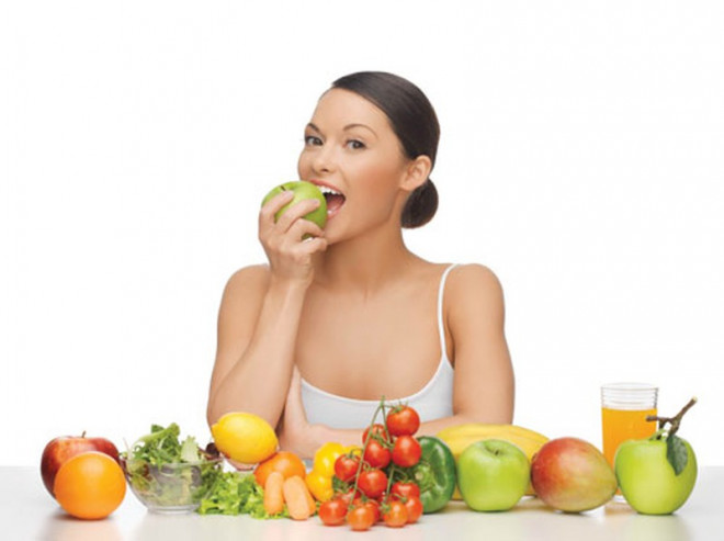 Tránh thực phẩm có nhiều đường, giảm lượng muối, tăng cường trái cây, rau quả… là những cách ăn uống tốt cho sức khỏe. Ảnh: Internet