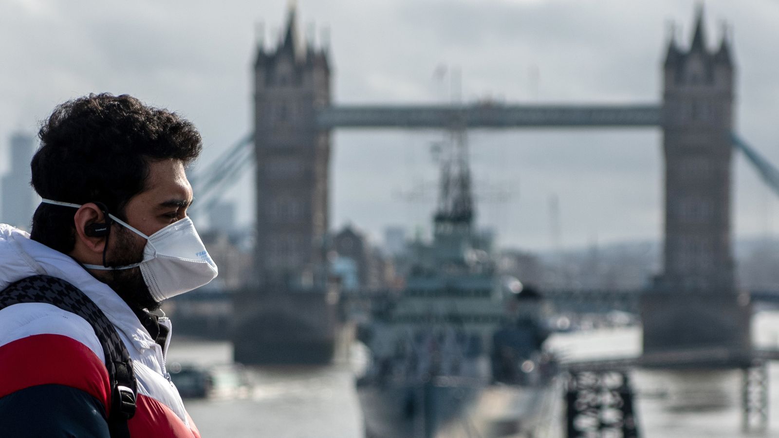 Một người đeo khẩu trang tại London, Anh (ảnh: BBC)