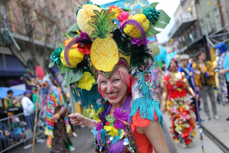 Một người tham gia và cuộc diễu hành trong lễ hội Mardi Gras tại bang Louisiana (ảnh: NY Daily News)