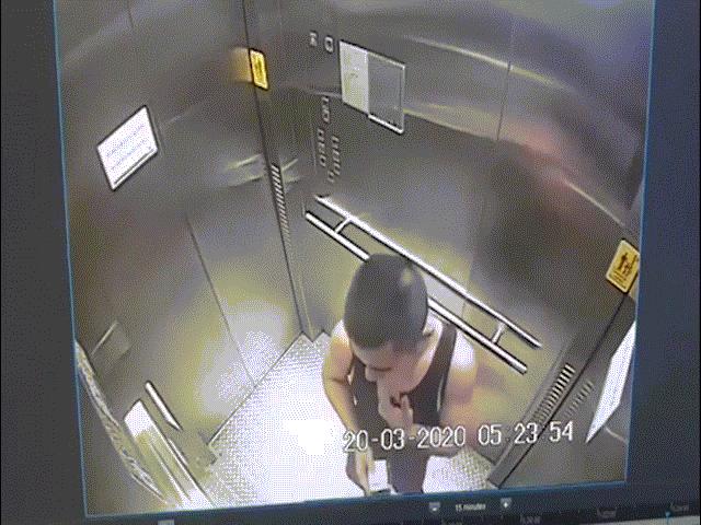 Phi thường - kỳ quặc - Người đàn ông liếm ngón tay, bôi lên nút thang máy gây phẫn nộ