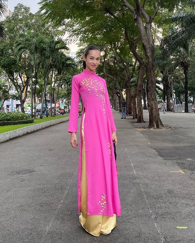Chân dài lai Mỹ - Hàn từng gây chú ý khi tới Việt Nam du lịch và có lịch làm việc tại đây vào cuối năm 2019. Trong ảnh, người đẹp Nhật Bản diện áo dài hồng, đi dép bệt và buộc tóc đơn giản dạo phố.