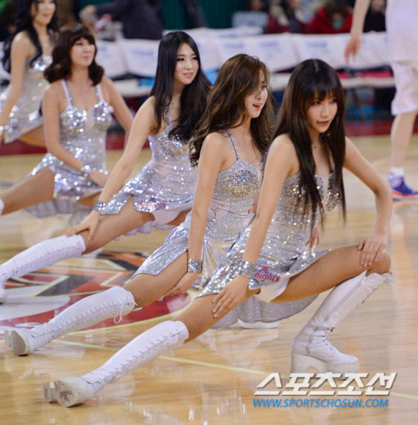 Trang phục của các hoạt náo viên Hàn Quốc cổ vũ thi đấu bóng rổ.&nbsp;