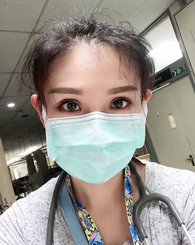Caroline Tan là nhân viên y tế thực tập người Malaysia đang nhận được sự quan tâm của cộng động mạng khi truyền tải thông điệp tích cực trong thời điểm dịch Covid-19 lây lan.