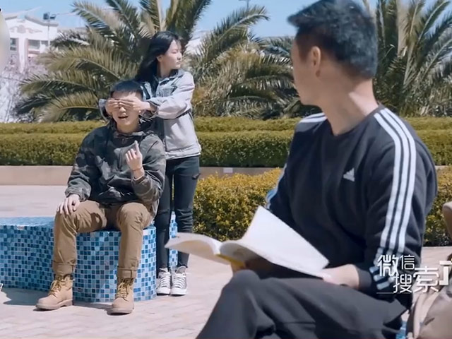 Video Clip Cười - Cặp đôi yêu đương "sến sẩm" trước mặt thanh niên FA và cái kết