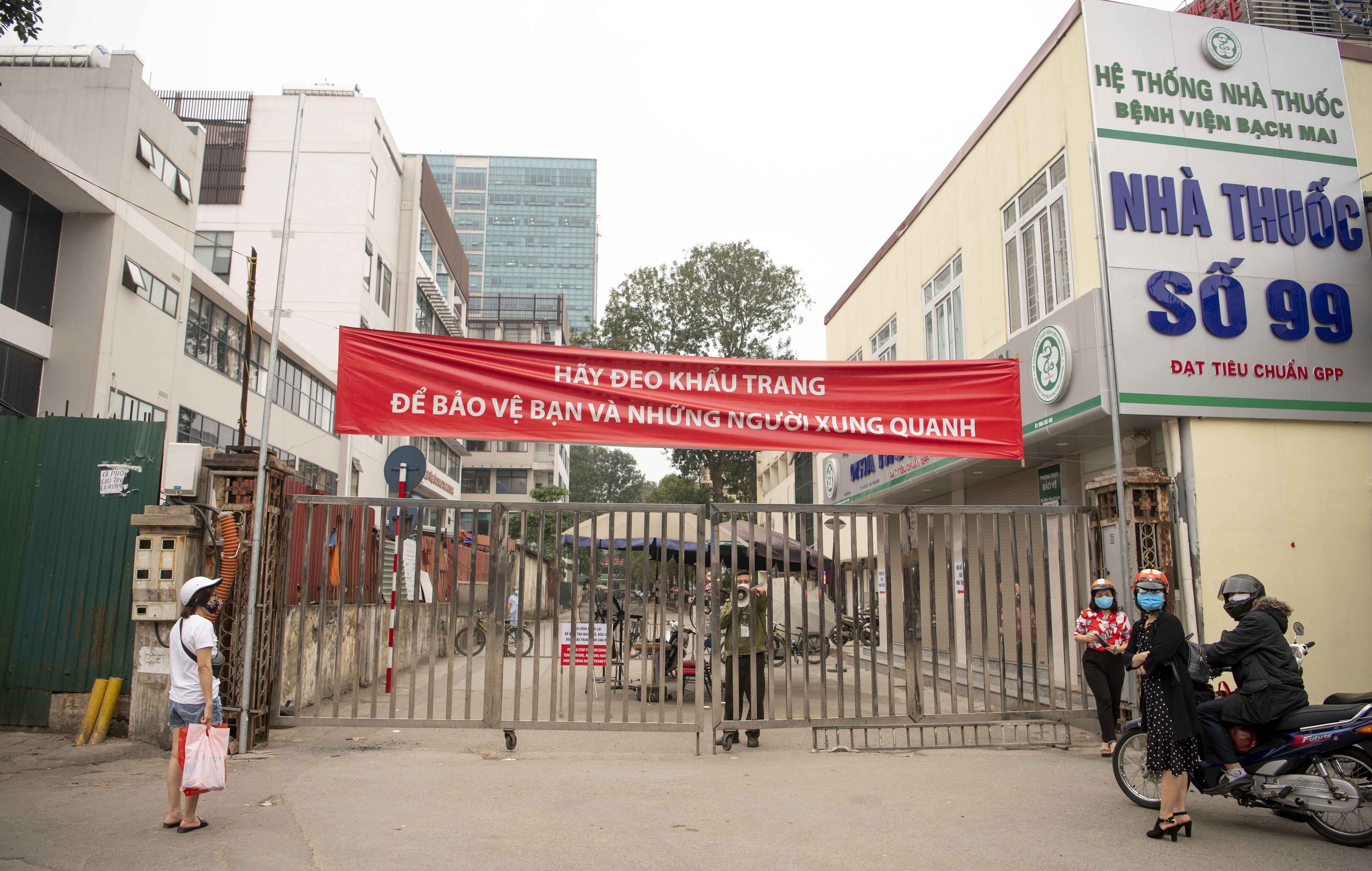 &nbsp;Cổng sau của bệnh viện Bạch Mai nằm trên đường Phương Mai đã bị khóa kín, có lực lượng bảo vệ canh gác 24/24h.