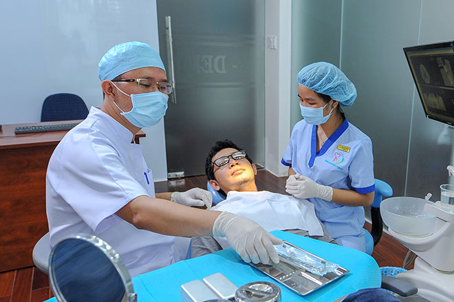 Khách hàng đến I-DENT được Bác sĩ Tùng trực tiếp điều trị