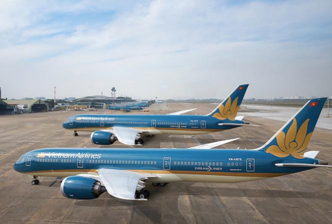 Tàu bay của Vietnam Airlines xếp hàng dài ở sân bay Nội Bài do giảm khai thác vì dịch COVID-19.