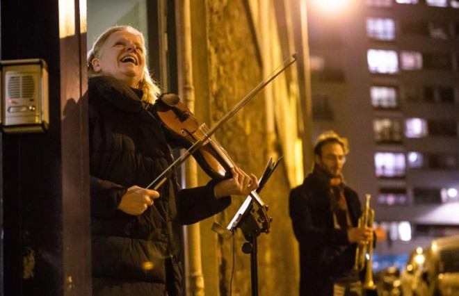 Những nghệ sĩ biểu diễn đường phố không đeo khẩu trang trên các con đường ở Paris (Pháp). Ảnh: Tân Hoa Xã