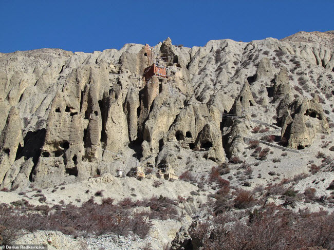 Tu viện Luri Cliff nằm trên đỉnh vách núi dựng đứng. Nơi đây là điểm gặp gỡ giữa nghệ thuật Ấn Độ và Tây Tạng.
